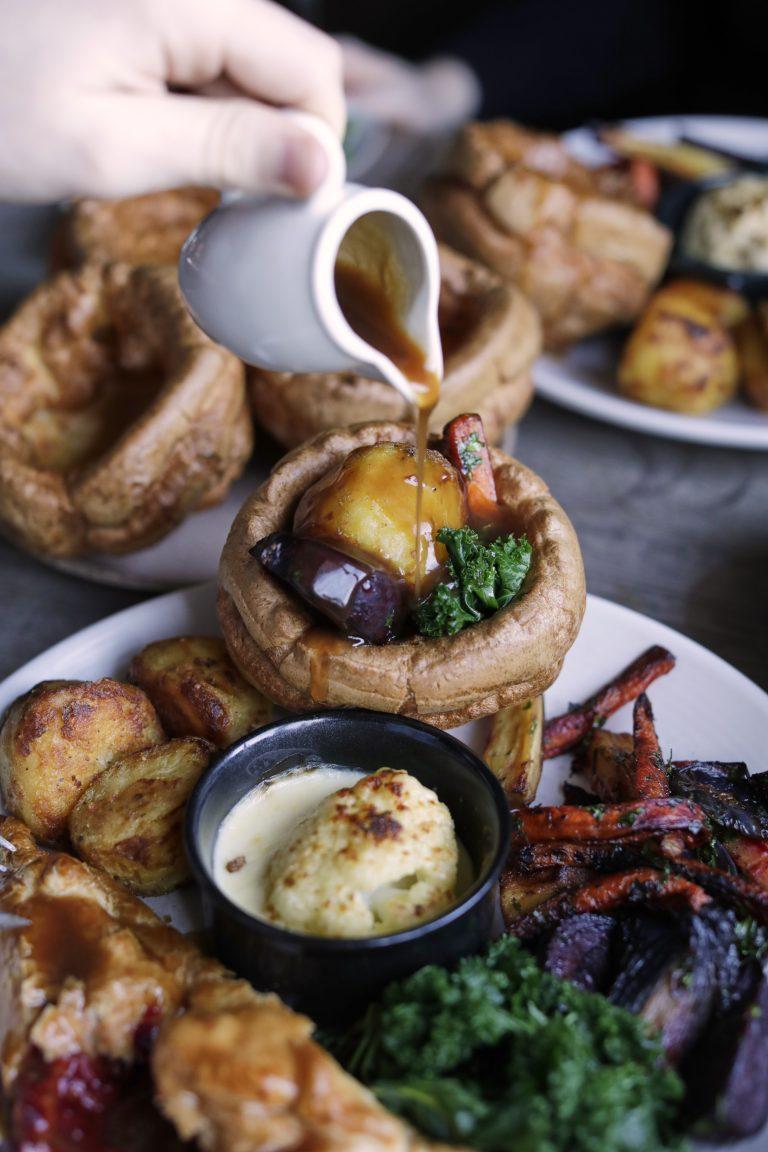 Cover Image for Sunday roasts with bottomless trimmings at The Coat &#038; Bear, Newbury